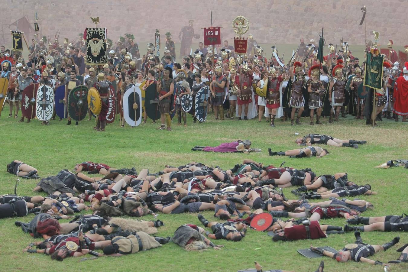 Las escenas de acción entretienen a casi 5.000 espectadores durante la Gran Batalla por la toma de Qart Hadast de las Fiestas de Carthagineses y Romanos