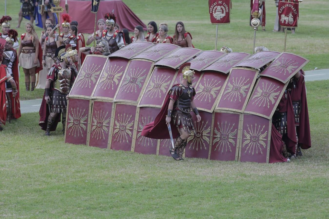 Las escenas de acción entretienen a casi 5.000 espectadores durante la Gran Batalla por la toma de Qart Hadast de las Fiestas de Carthagineses y Romanos