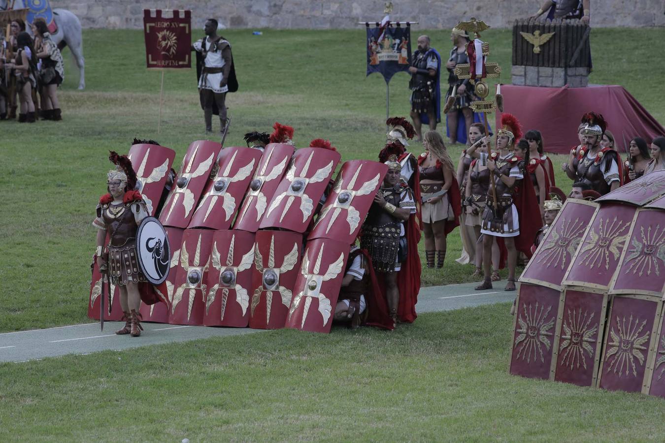 Las escenas de acción entretienen a casi 5.000 espectadores durante la Gran Batalla por la toma de Qart Hadast de las Fiestas de Carthagineses y Romanos