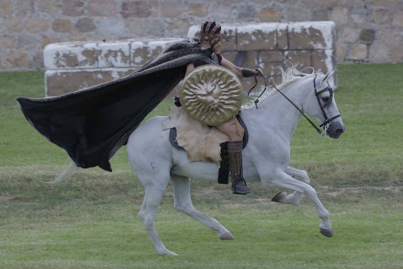 Las escenas de acción entretienen a casi 5.000 espectadores durante la Gran Batalla por la toma de Qart Hadast de las Fiestas de Carthagineses y Romanos