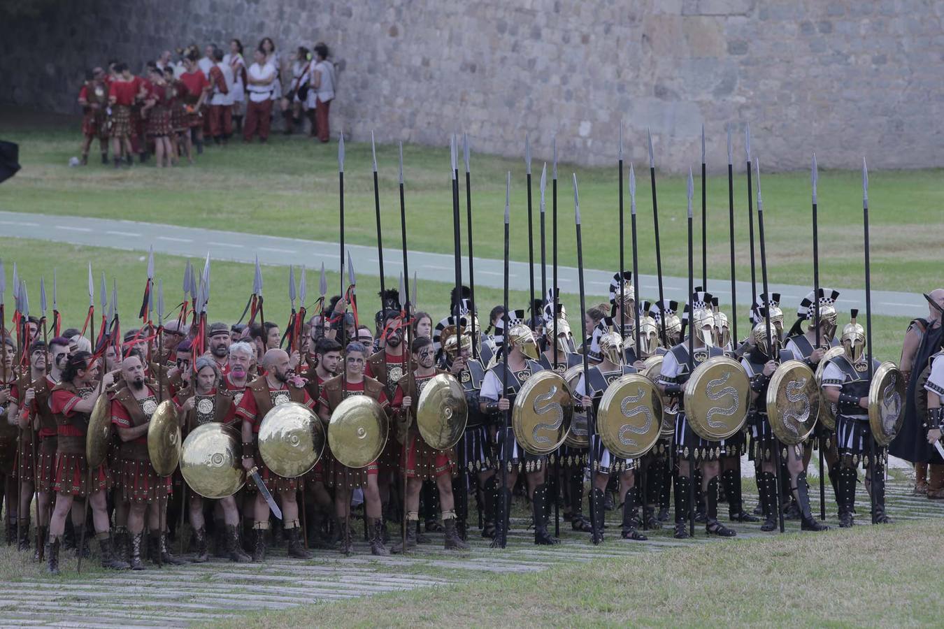Las escenas de acción entretienen a casi 5.000 espectadores durante la Gran Batalla por la toma de Qart Hadast de las Fiestas de Carthagineses y Romanos
