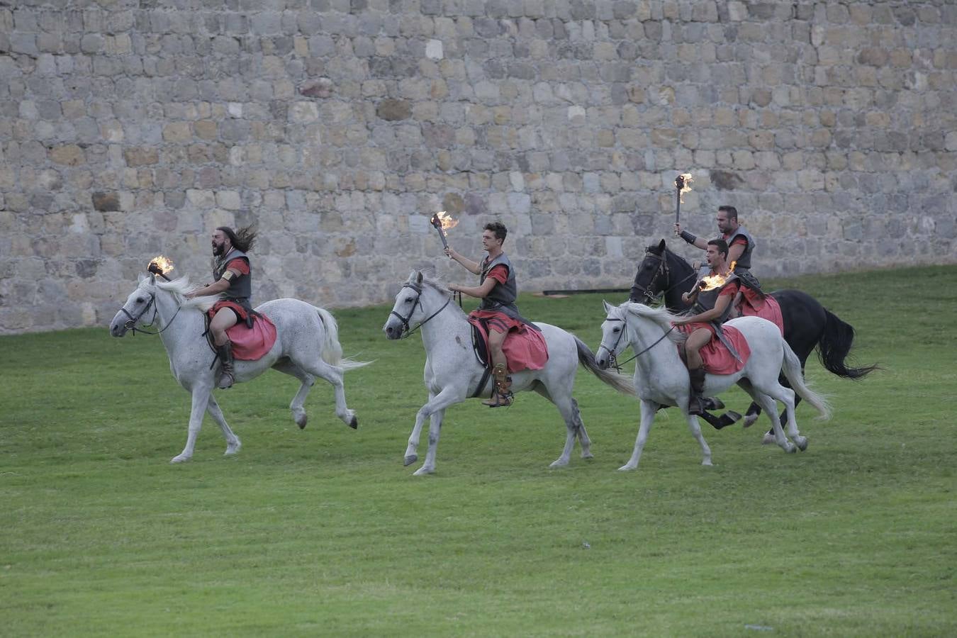 Las escenas de acción entretienen a casi 5.000 espectadores durante la Gran Batalla por la toma de Qart Hadast de las Fiestas de Carthagineses y Romanos
