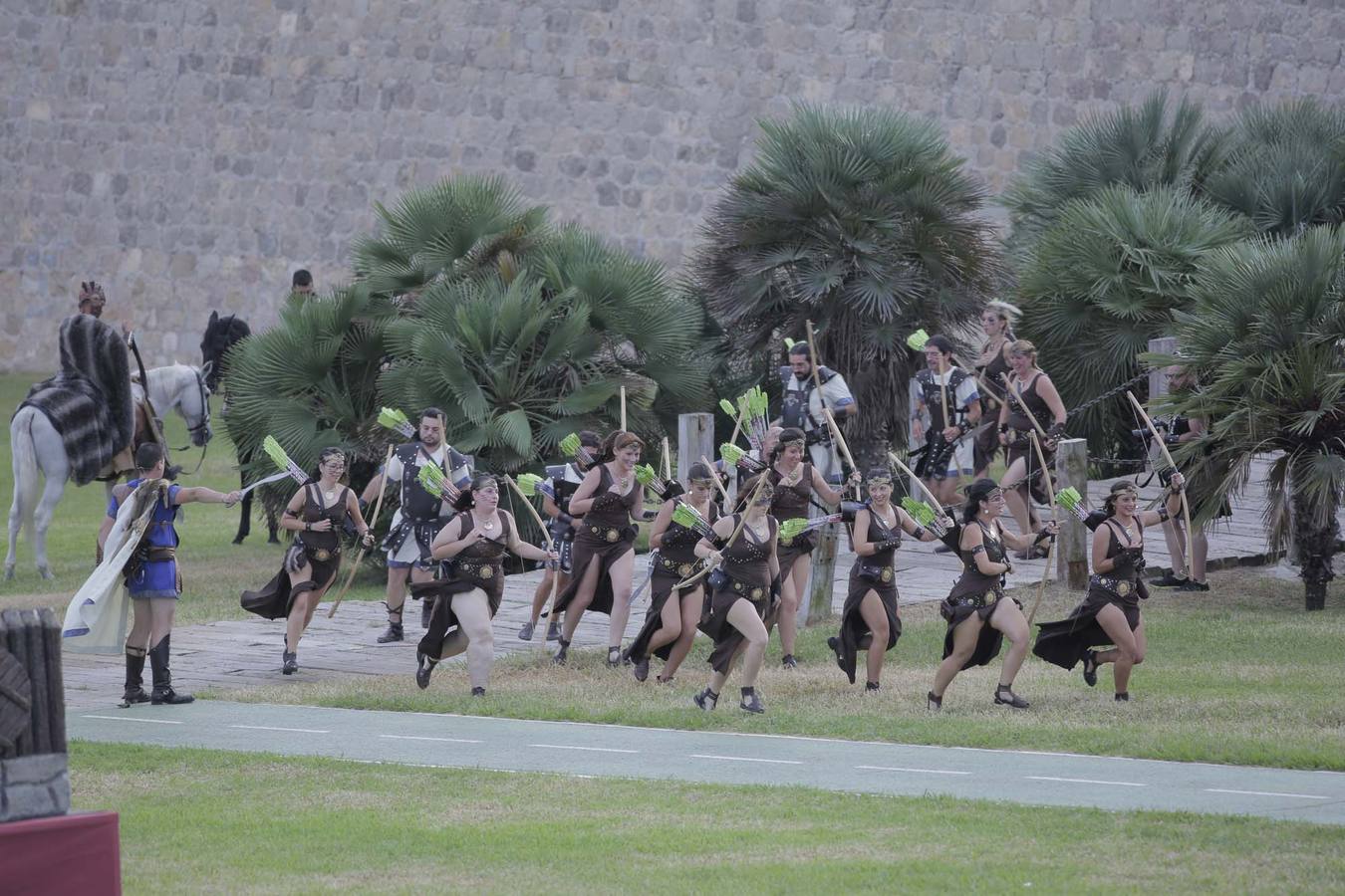 Las escenas de acción entretienen a casi 5.000 espectadores durante la Gran Batalla por la toma de Qart Hadast de las Fiestas de Carthagineses y Romanos