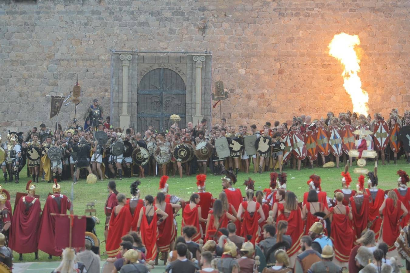 Las escenas de acción entretienen a casi 5.000 espectadores durante la Gran Batalla por la toma de Qart Hadast de las Fiestas de Carthagineses y Romanos