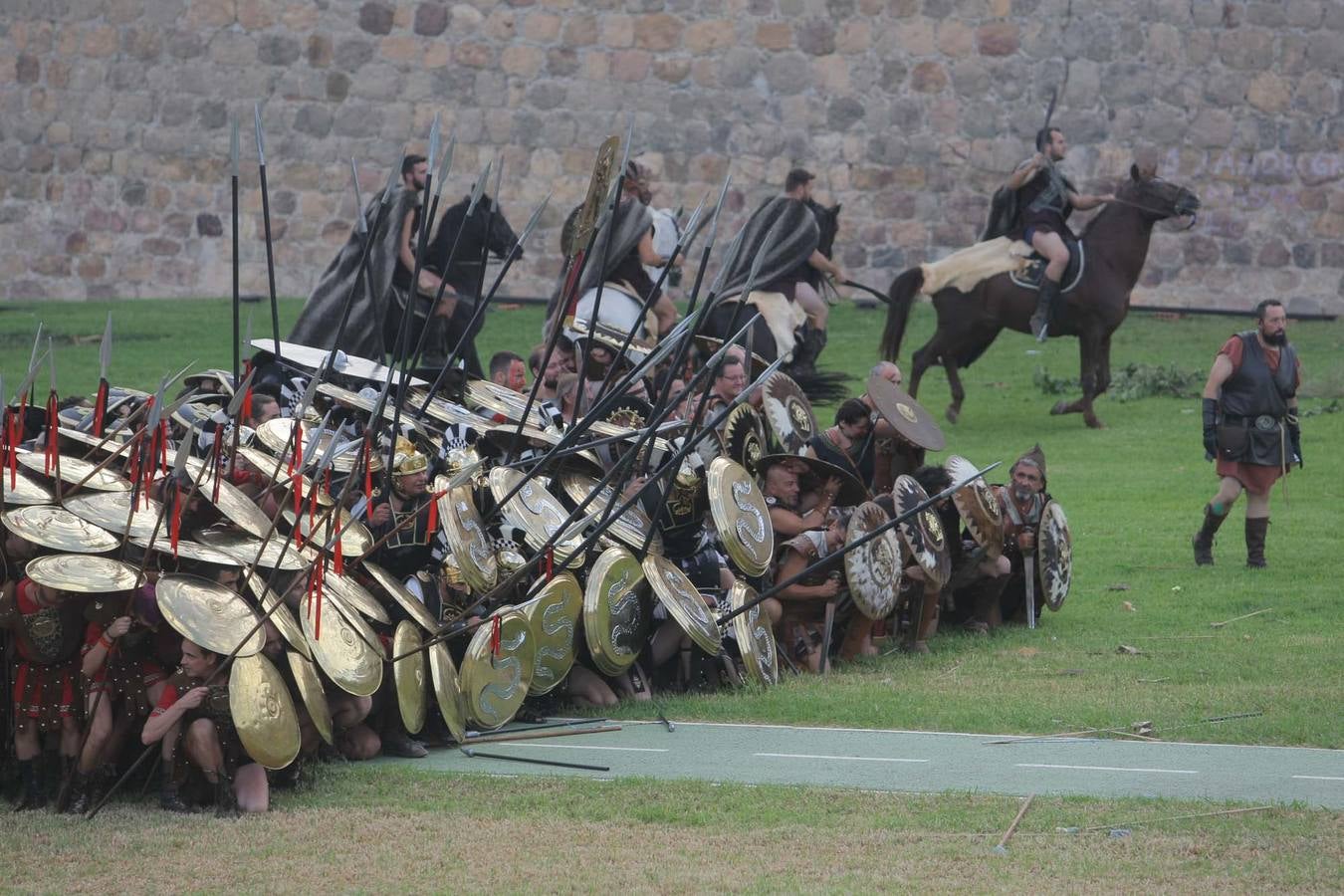 Las escenas de acción entretienen a casi 5.000 espectadores durante la Gran Batalla por la toma de Qart Hadast de las Fiestas de Carthagineses y Romanos