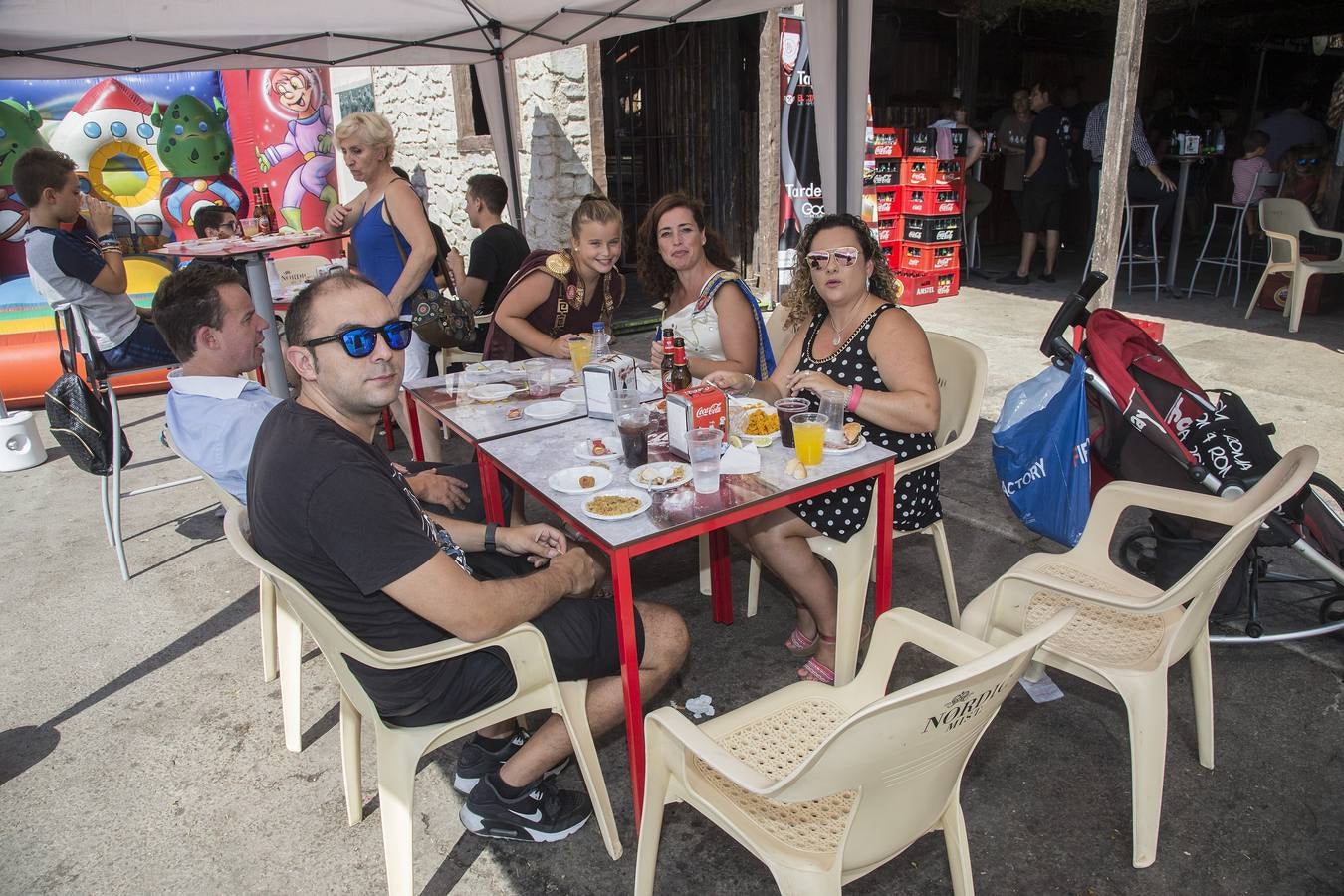 Tropas y legiones se acuartelan en la ciudad para comer y de sobremesa antes de emprender la lucha