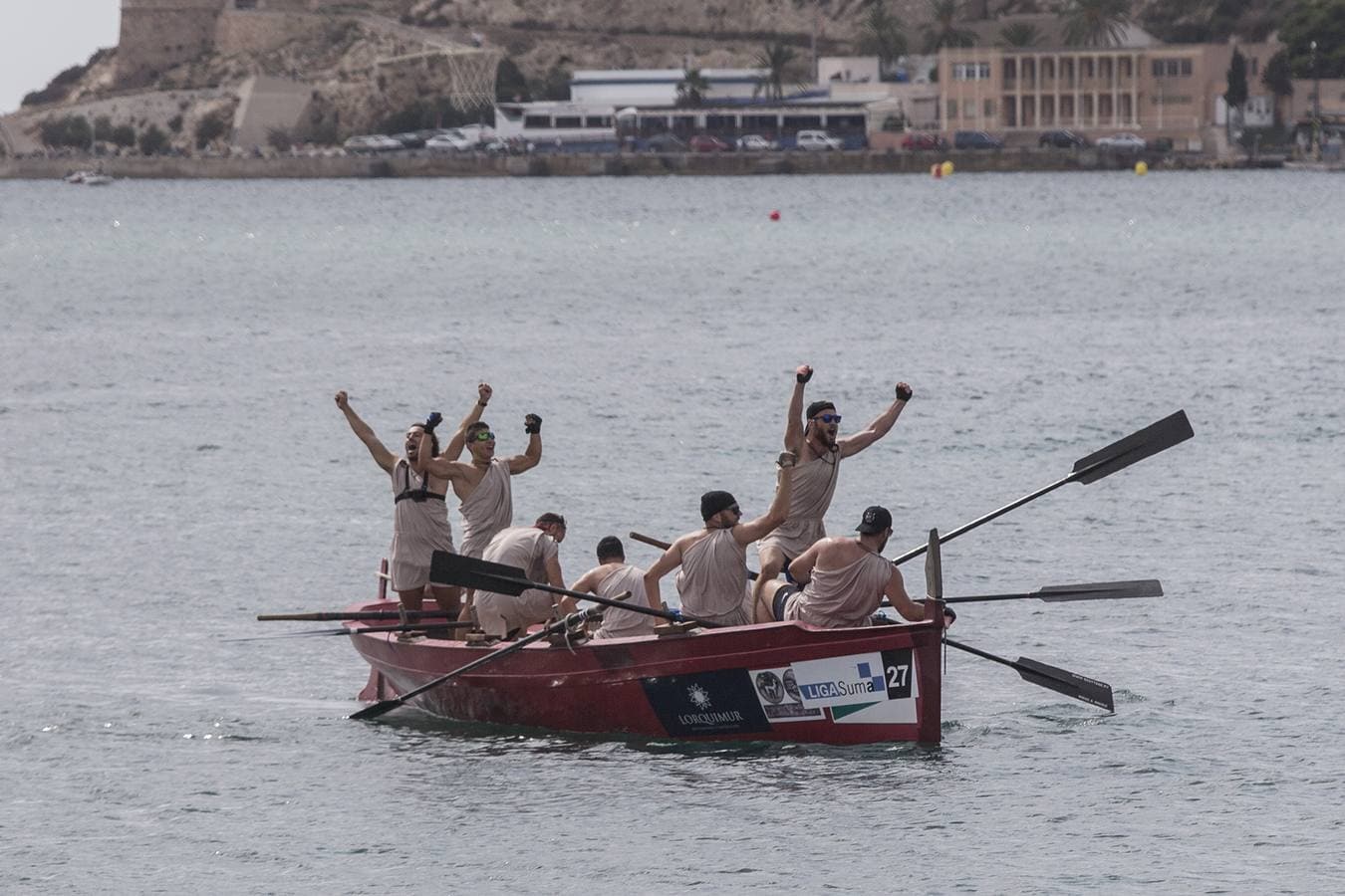 Las tripulaciones romanas, masculina y femenina, anticiparon el triunfo en la Cuesta del Batel con su victoria en la Batalla Marítima.