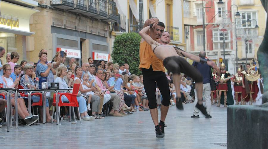 Más de tres mil personas de cincuenta grupos escenifican durante tres horas la historia de dos pueblos en un desfile rápido, vistoso y entretenido