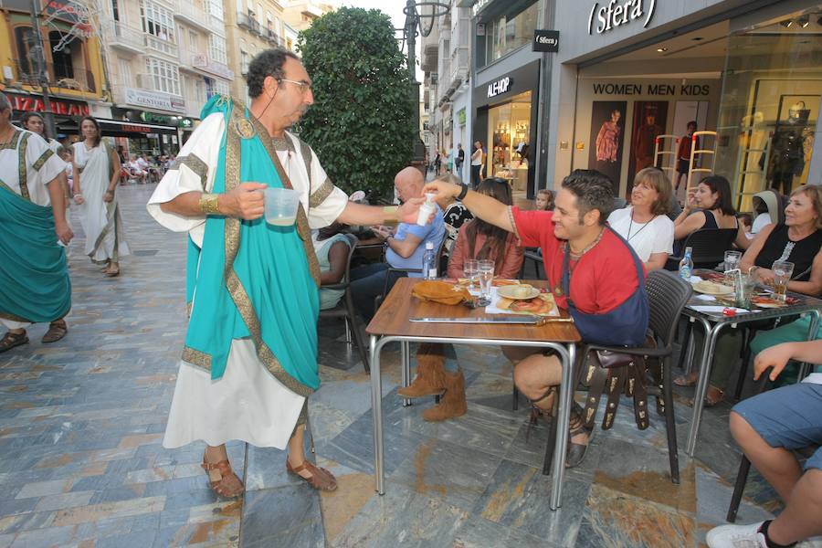 Más de tres mil personas de cincuenta grupos escenifican durante tres horas la historia de dos pueblos en un desfile rápido, vistoso y entretenido