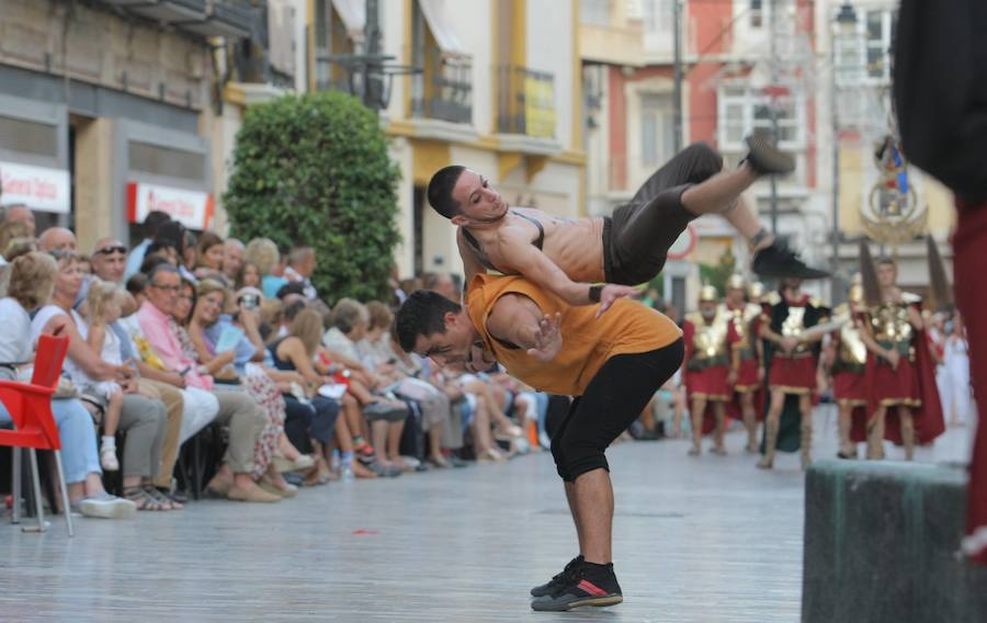 Más de tres mil personas de cincuenta grupos escenifican durante tres horas la historia de dos pueblos en un desfile rápido, vistoso y entretenido