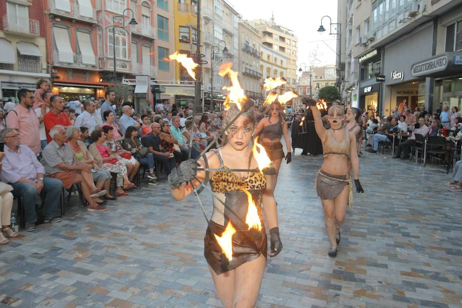 Más de tres mil personas de cincuenta grupos escenifican durante tres horas la historia de dos pueblos en un desfile rápido, vistoso y entretenido