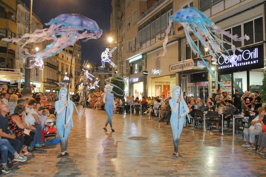 Más de tres mil personas de cincuenta grupos escenifican durante tres horas la historia de dos pueblos en un desfile rápido, vistoso y entretenido