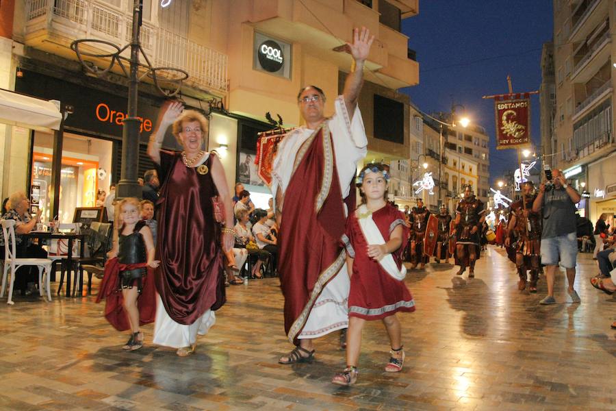 Más de tres mil personas de cincuenta grupos escenifican durante tres horas la historia de dos pueblos en un desfile rápido, vistoso y entretenido