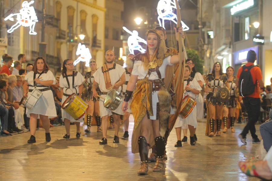 Más de tres mil personas de cincuenta grupos escenifican durante tres horas la historia de dos pueblos en un desfile rápido, vistoso y entretenido