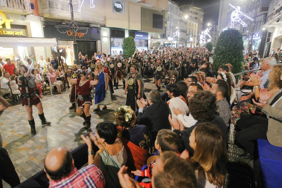 Más de tres mil personas de cincuenta grupos escenifican durante tres horas la historia de dos pueblos en un desfile rápido, vistoso y entretenido
