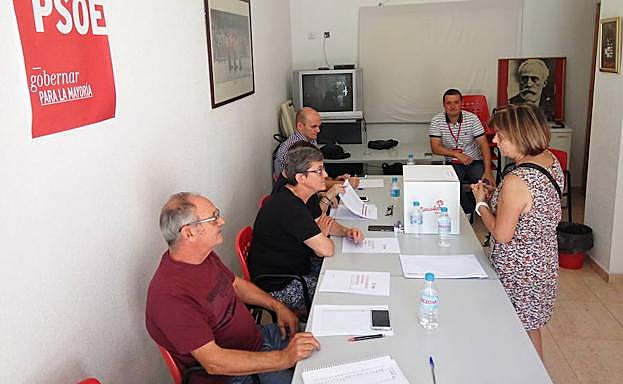 Una militante del PSRM deposita su voto en una de las casas del pueblo de la Región.