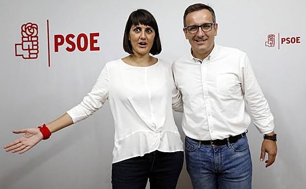 María González Veracruz y Diego Conesa, este domingo, en la sede del PSRM-PSOE.