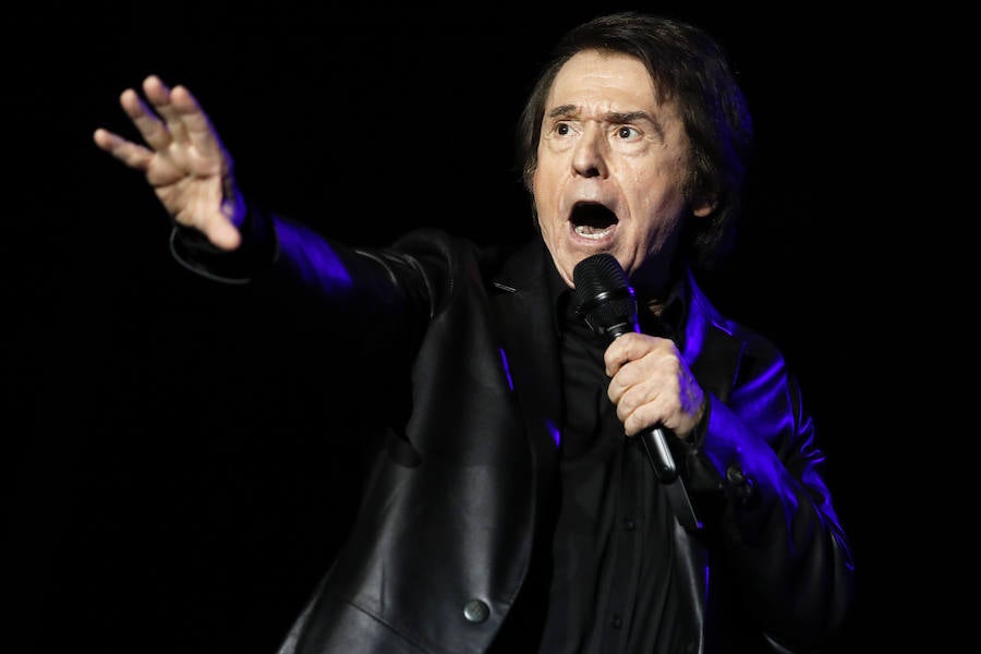 El cantante regaló al público de la plaza de toros una lista inagotable de clásicos