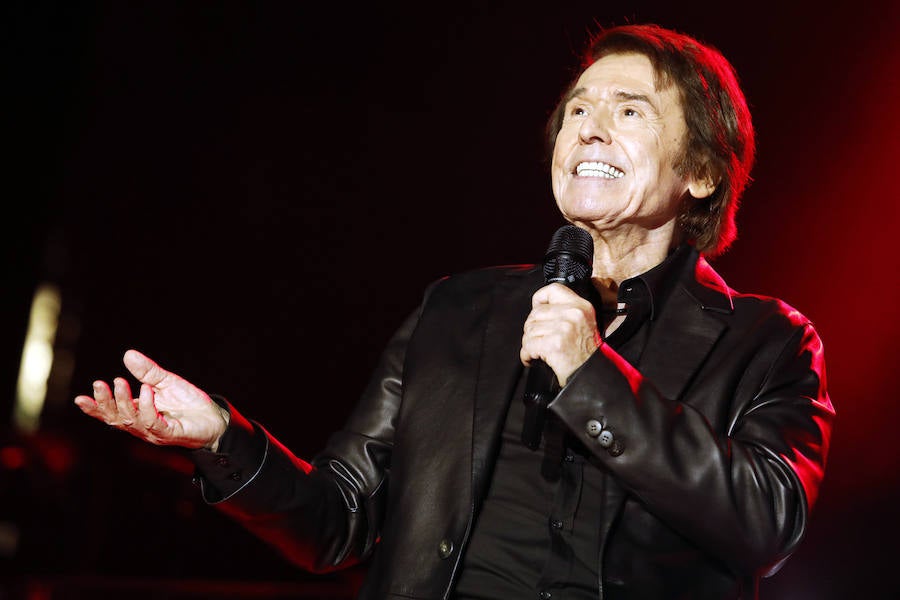 El cantante regaló al público de la plaza de toros una lista inagotable de clásicos