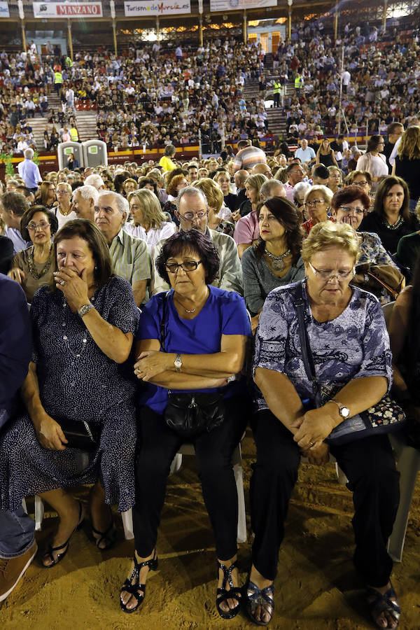 El cantante regaló al público de la plaza de toros una lista inagotable de clásicos