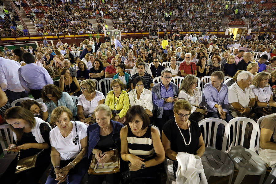 El cantante regaló al público de la plaza de toros una lista inagotable de clásicos
