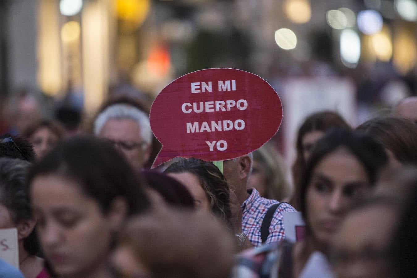 Más de doscientas personas se concentraron ayer en la Plaza del Icue para condenar el asesinato de Rosa María S. P., en su domicilio de Canteras, a manos presuntamente de su expareja.