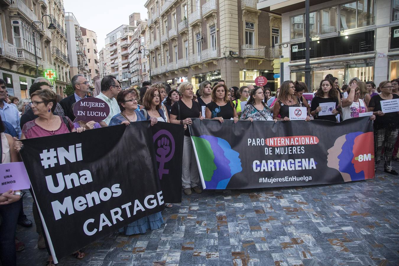 Más de doscientas personas se concentraron ayer en la Plaza del Icue para condenar el asesinato de Rosa María S. P., en su domicilio de Canteras, a manos presuntamente de su expareja.