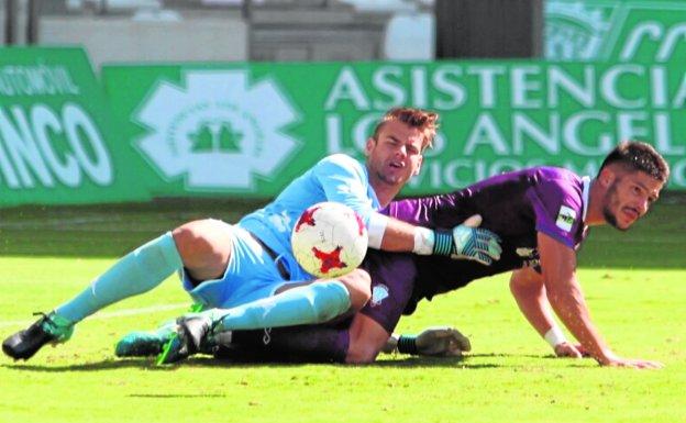 Caye Quintana cae ante el portero del Córdoba B.