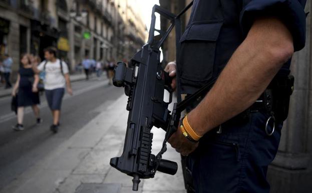 Un mosso hace guardia en el centro de Barcelona.