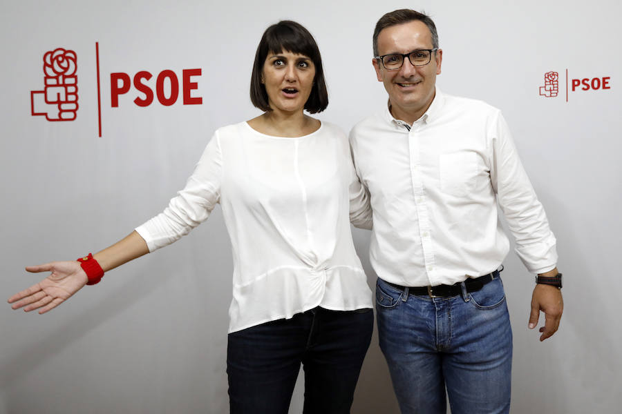 La espadas de la lucha por el liderazgo del PSOE murciano quedaron anoche en alto. Las primarias celebradas ayer solo sirvieron para descartar a uno de los tres aspirantes, el pedáneo de El Raal, Francisco Lucas, y demostrar la máxima igualdad existente entre el alcalde de Alhama, Diego Conesa, y la diputada nacional María González Veracruz, que, al no superar ninguno el 50% de los votos, se verán de nuevo las caras en las urnas el próximo sábado.