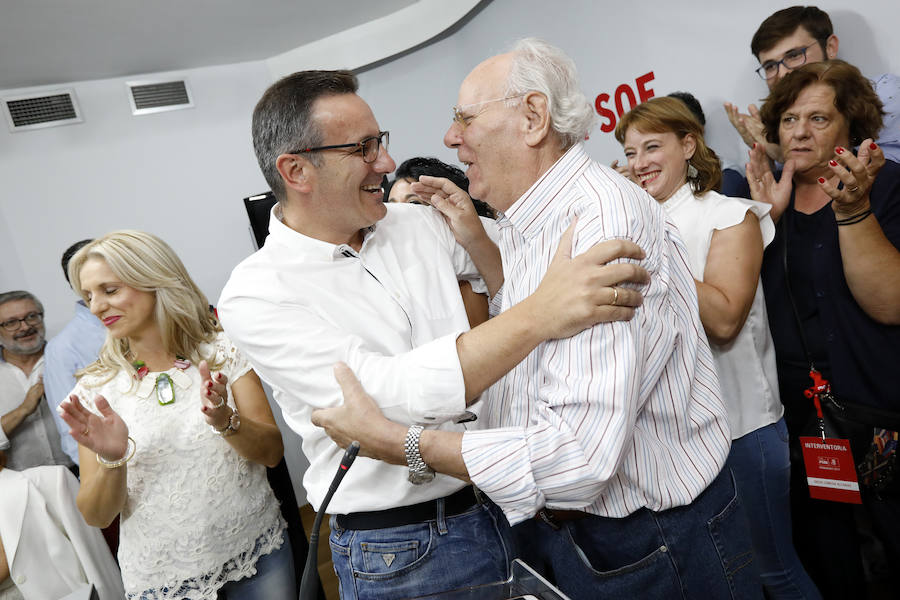 La espadas de la lucha por el liderazgo del PSOE murciano quedaron anoche en alto. Las primarias celebradas ayer solo sirvieron para descartar a uno de los tres aspirantes, el pedáneo de El Raal, Francisco Lucas, y demostrar la máxima igualdad existente entre el alcalde de Alhama, Diego Conesa, y la diputada nacional María González Veracruz, que, al no superar ninguno el 50% de los votos, se verán de nuevo las caras en las urnas el próximo sábado.