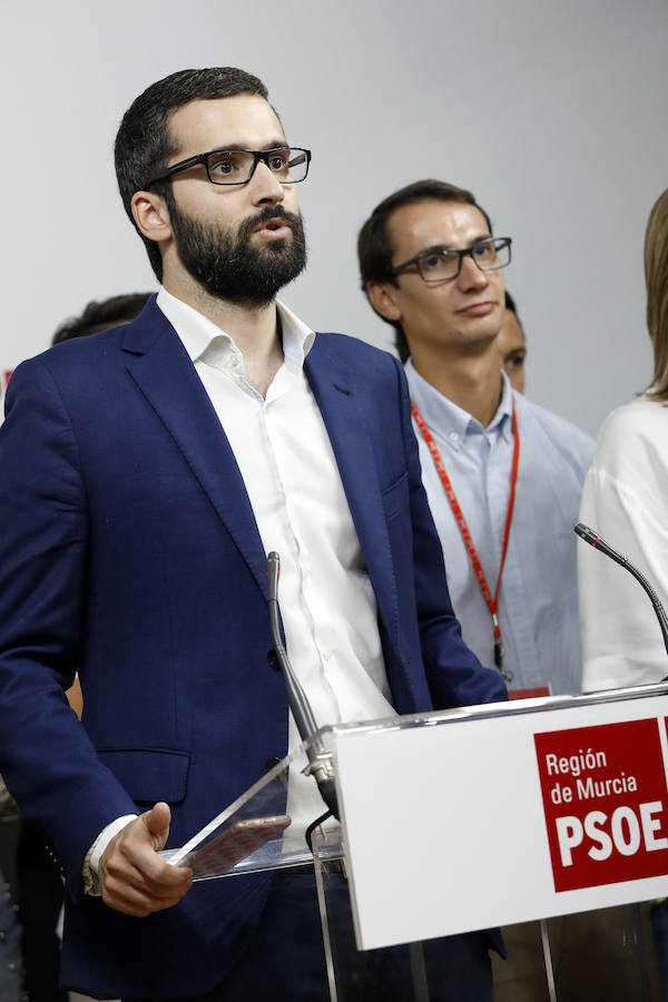 La espadas de la lucha por el liderazgo del PSOE murciano quedaron anoche en alto. Las primarias celebradas ayer solo sirvieron para descartar a uno de los tres aspirantes, el pedáneo de El Raal, Francisco Lucas, y demostrar la máxima igualdad existente entre el alcalde de Alhama, Diego Conesa, y la diputada nacional María González Veracruz, que, al no superar ninguno el 50% de los votos, se verán de nuevo las caras en las urnas el próximo sábado.