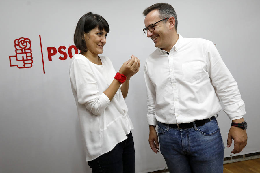 La espadas de la lucha por el liderazgo del PSOE murciano quedaron anoche en alto. Las primarias celebradas ayer solo sirvieron para descartar a uno de los tres aspirantes, el pedáneo de El Raal, Francisco Lucas, y demostrar la máxima igualdad existente entre el alcalde de Alhama, Diego Conesa, y la diputada nacional María González Veracruz, que, al no superar ninguno el 50% de los votos, se verán de nuevo las caras en las urnas el próximo sábado.