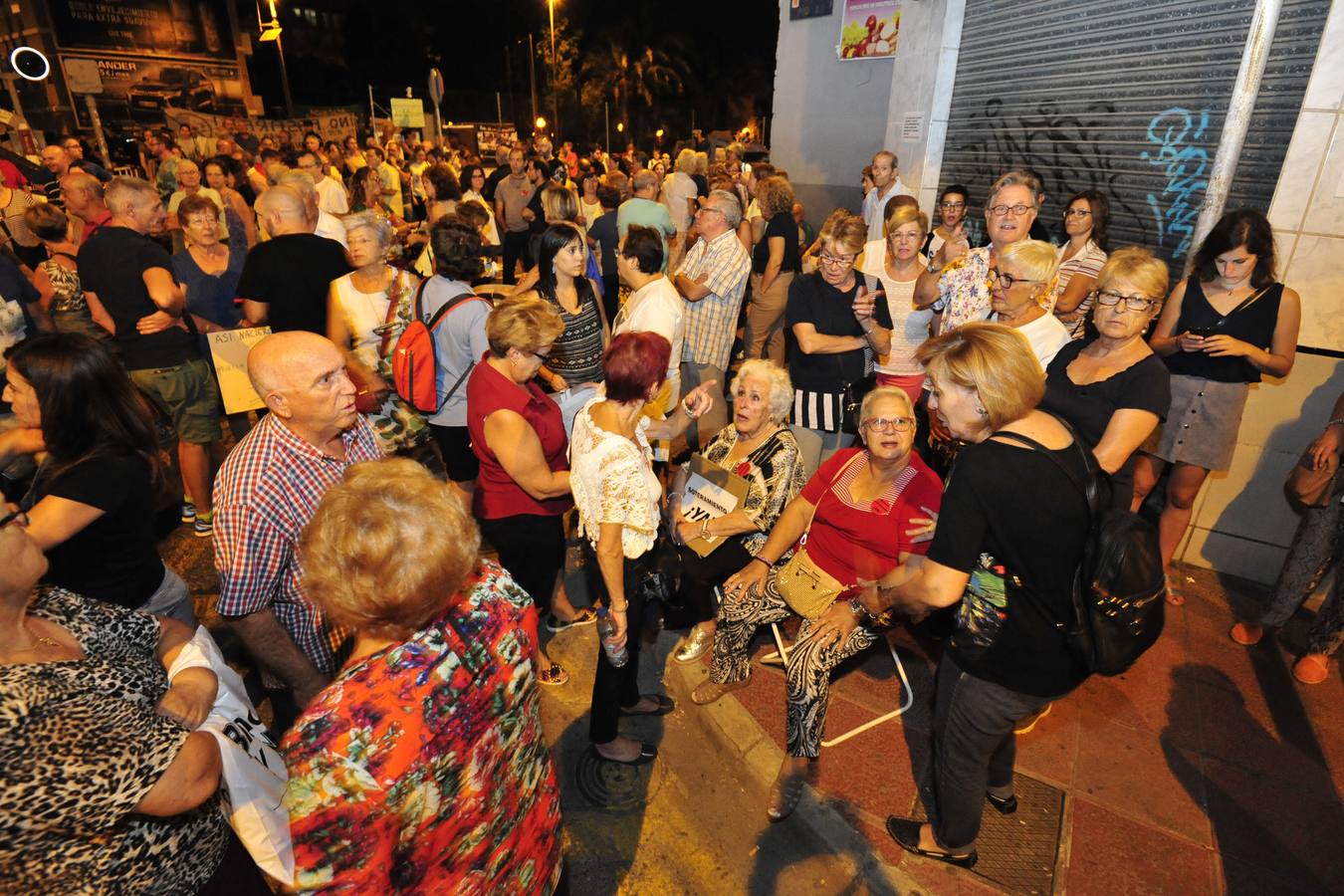 Miles de vecinos han vuelto a concentrarse por decimotercer día consecutivo en Santiago el Mayor para exigir que se mantenga abierto el paso y para que no se instale la catenaria en el desvío provisional