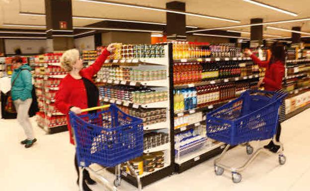 Dos clientas realizando la compra en un supermercado. 