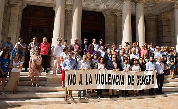 Minuto de silencio frente al Ayuntamiento de Cartagena, este martes.