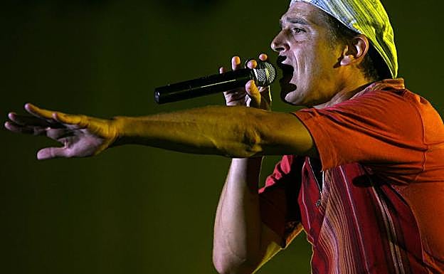 Javier Ojeda, vocalista de Danza Invisible
