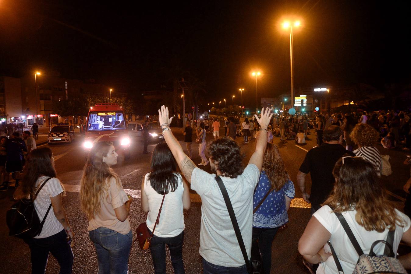 Cientos de manifestantes recorrieron este miércoles por la noche la carretera junto a las vías, vigilados por la Policía Nacional para evitar el corte del tráfico