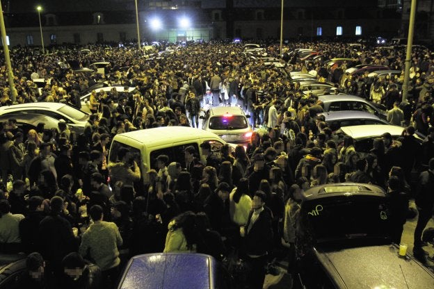 Botelleo en Antiguones, en la Semana Santa de 2016. 