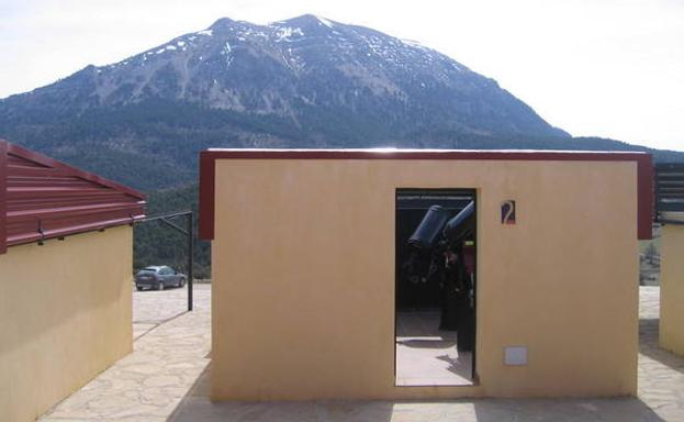El pequeño observatorio frente a La Sagra, al fondo de la fotografía.