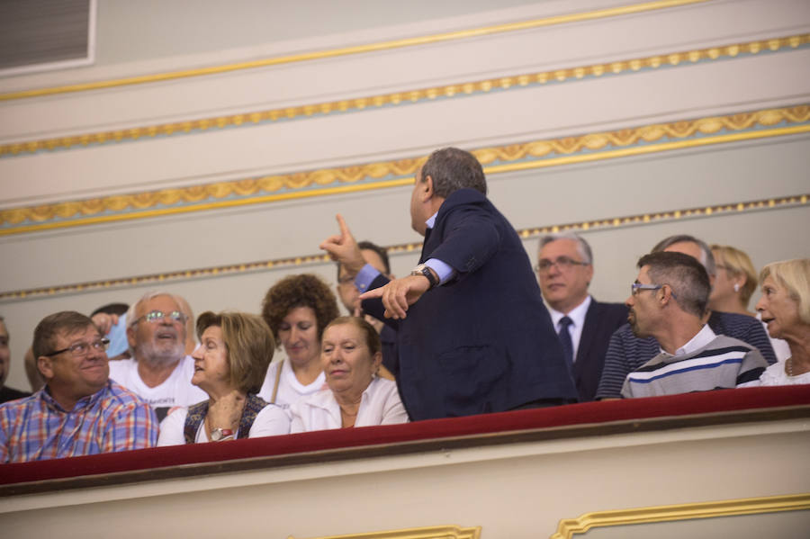 La oposición respaldó este jueves la moción de urgencia por la que el Ayuntamiento de Murcia pide que el AVE se quede en la estación de Beniel y se ejecute mientras tanto el soterramiento desde Senda de los Garres hasta El Carmen que incluya la estación. PSOE, Ciudadanos, Cambiemos, Ahora Murcia y el edil no adscrito Javier Trigueros reclamaron que el AVE no entre en superficie a Murcia y rechazan más actos de fe reclamando al Gobierno local, regional y estatal "hechos y menos palabras"