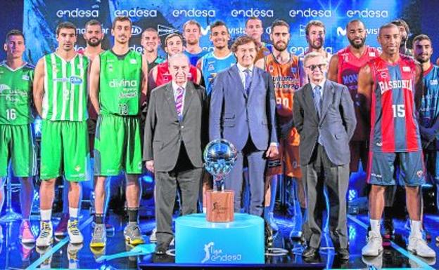 Foto de familia de los participantes en la presentación oficial de la temporada de la Liga Endesa.