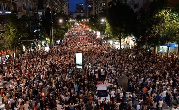 Miles de manifestantes abarrotan la Gran Vía de Murcia pidiendo el soterramiento del AVE. 