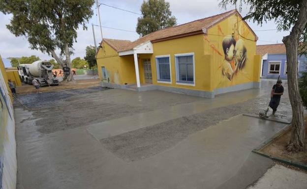 El colegio San Ginés de la Jara, una de las zonas afectadas por la contaminación en el Llano del Beal.