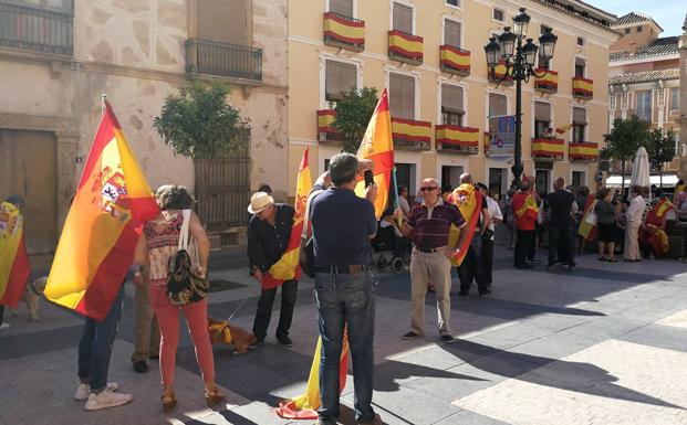 Un grupo de vecinos congregados en Lorca.