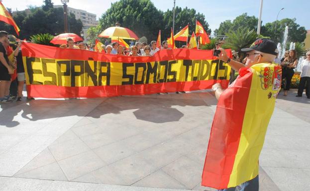 Varias personas con banderas en un acto de apoyo a la unidad de España en La Glorieta de Murcia. 