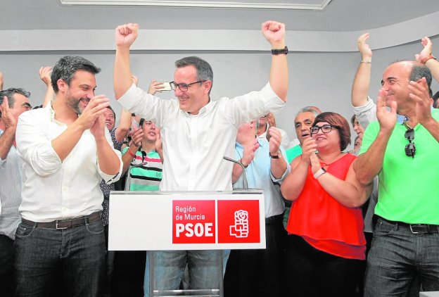 El diputado Joaquín López y el exportavoz del PSOE en el Ayuntamiento de Murcia, Pedro López, flanquean a Diego Conesa, anoche en la sede de Princesa.
