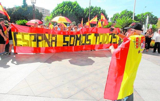 Un hombre toma una fotografía en la concentración realizada ayer en Murcia.