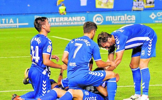 Los jugadores del Lorca, ayer, celebrando el segundo gol.