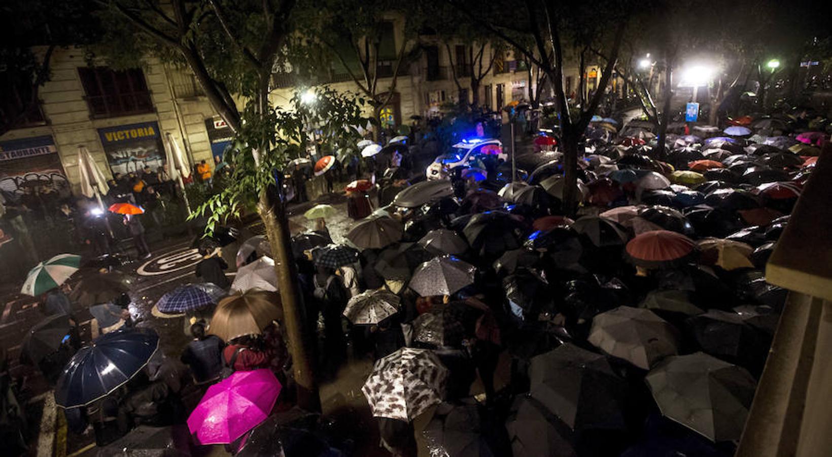 En varios puntos de Cataluña se han vivido momentos de tensión, entre manifestantes y agentes de policía, durante el referéndum soberanista